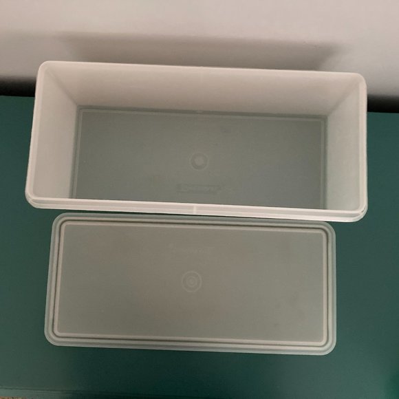 Tupperware Set of Two Containers Celery Crisper & Bread Keeper - Picture 7 of 10